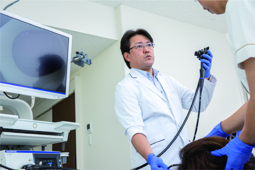 検査を行う院長