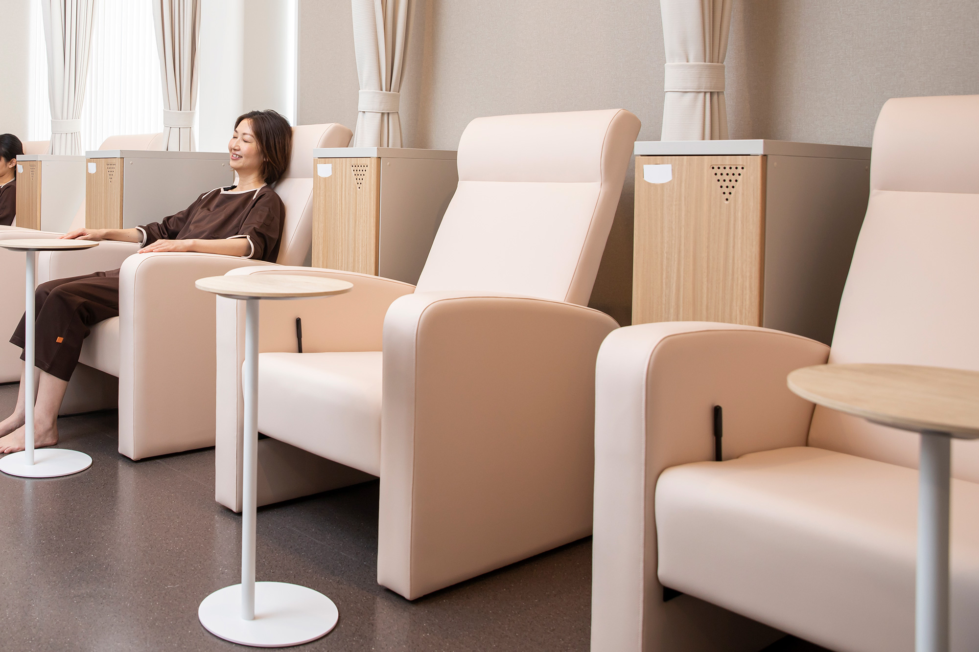ラウンジ型の下剤内服準備室でゆったりと過ごす患者様