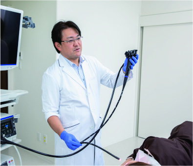 内視鏡カメラを操作する院長鈴木淳司