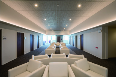 ホテルのロビーのように広々とした2F健診センターの待合室の様子