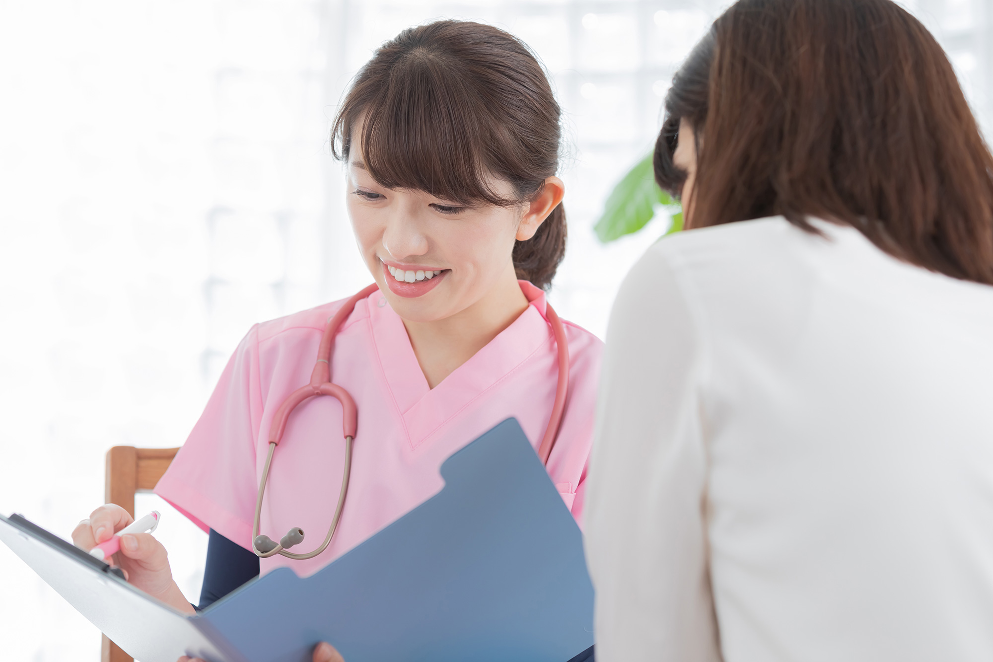 いつも笑顔で患者様に接するATSUSHIメディカルクリニックの看護師