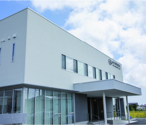 ATSUSHIメディカルクリニックの外観。車椅子用スロープは入り口の左手にあります。