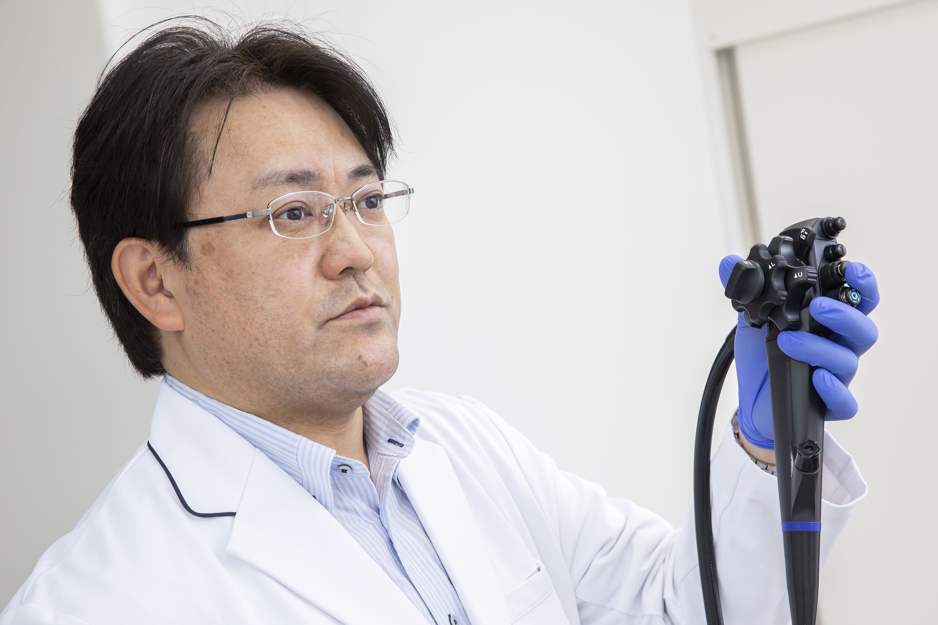 大腸内視鏡検査を行う院長鈴木敦司